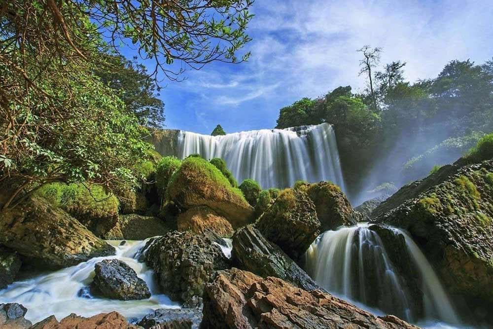 Thác Voi có dòng nước đổ mạnh, cảnh quan hùng vĩ.